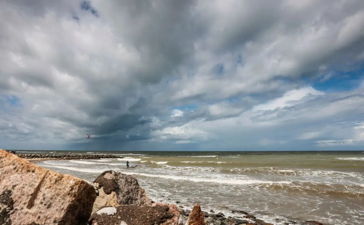 Die Woche startet mit gleichbleibenden Temperaturen um die 20 Grad, aber mit dichten Wolken, Schauern und Gewittergefahr. (Symbolbild)