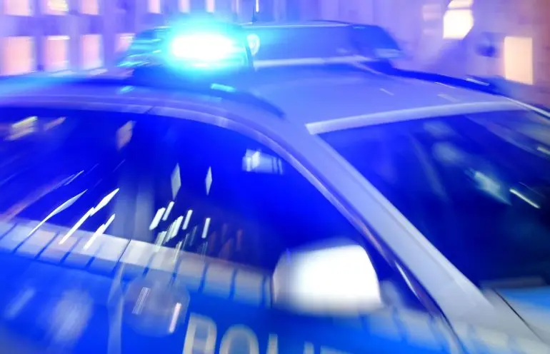 Die Polizei konnte den Mann aus dem Wasser retten. (Symbolbild)