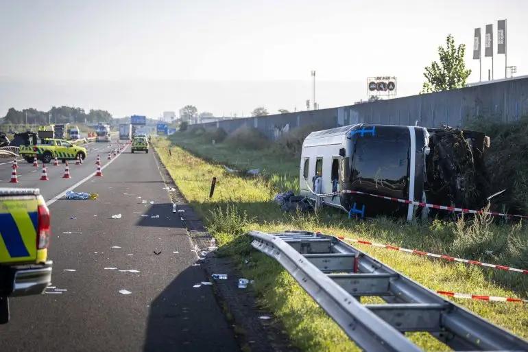 Zwei Schulklassen aus Schleswig-Holstein waren auf dem Weg nach Paris, als ihr Reisebus nahe Wezep verunglückte.