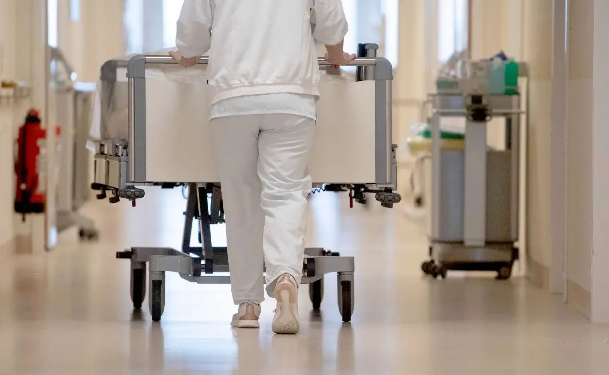 In mehreren Hamburger Kliniken gibt es in Patientenzimmern keine Klimaanlagen. (Archivbild)