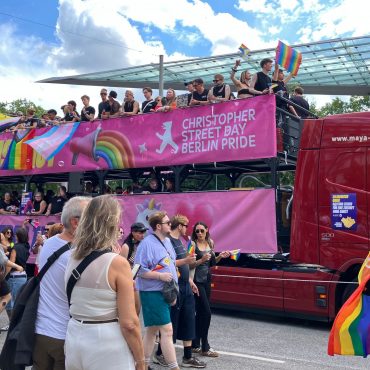 Auch ein Truck des Berliner CSD nahm an der Parade in Hamburg teil.