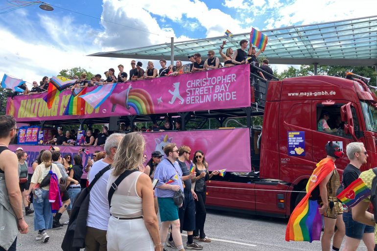 Auch ein Truck des Berliner CSD nahm an der Parade in Hamburg teil.