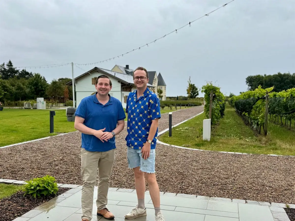 Patrick Lüders und Lenz Roeloffs organisieren das erste Waalem Open Air auf Föhr mit Michael Schulte und YouNotUs.