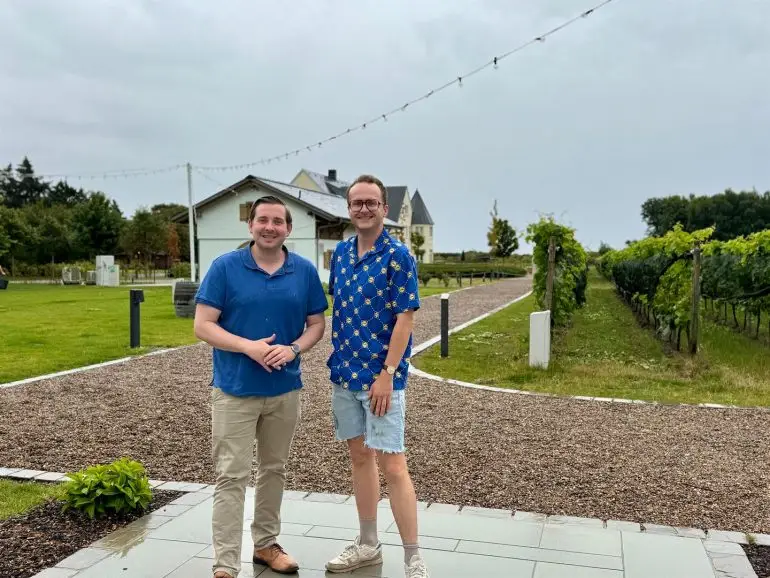 Patrick Lüders und Lenz Roeloffs organisieren das erste Waalem Open Air auf Föhr mit Michael Schulte und YouNotUs.