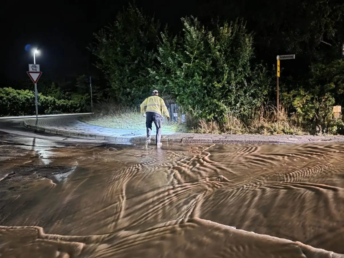 Wasser und ausgespülter Sand nach einem Wasserrohrbruch im Rebbelstieg in Wyk auf Föhr