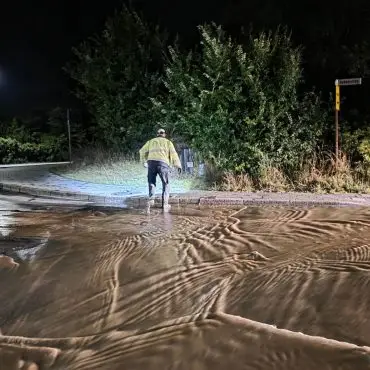 Wasser und ausgespülter Sand nach einem Wasserrohrbruch im Rebbelstieg in Wyk auf Föhr