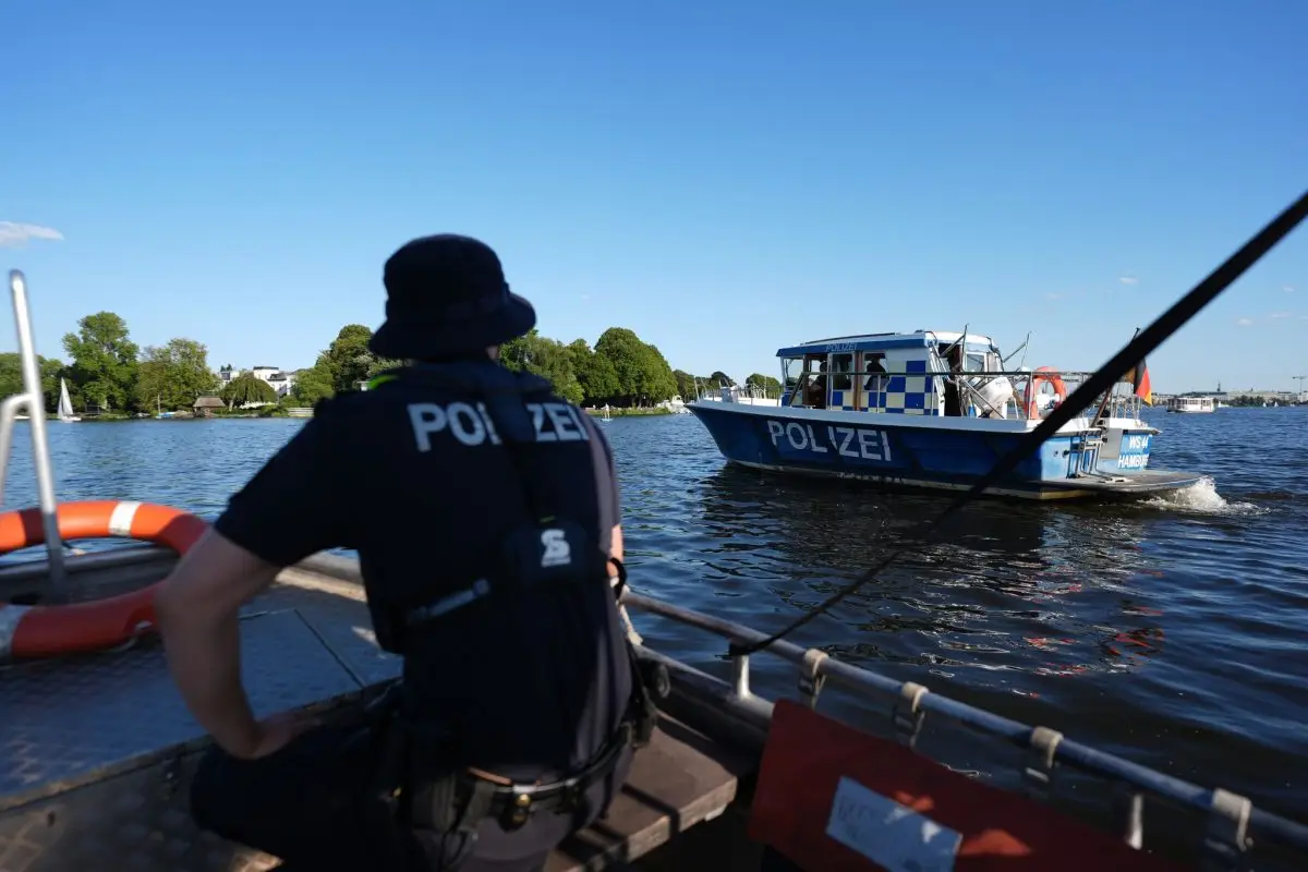 Hamburger Wasserschutzpolizisten halten auf der Alster Ausschau nach Alkoholsündern.