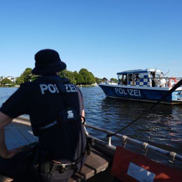 Hamburger Wasserschutzpolizisten halten auf der Alster Ausschau nach Alkoholsündern.