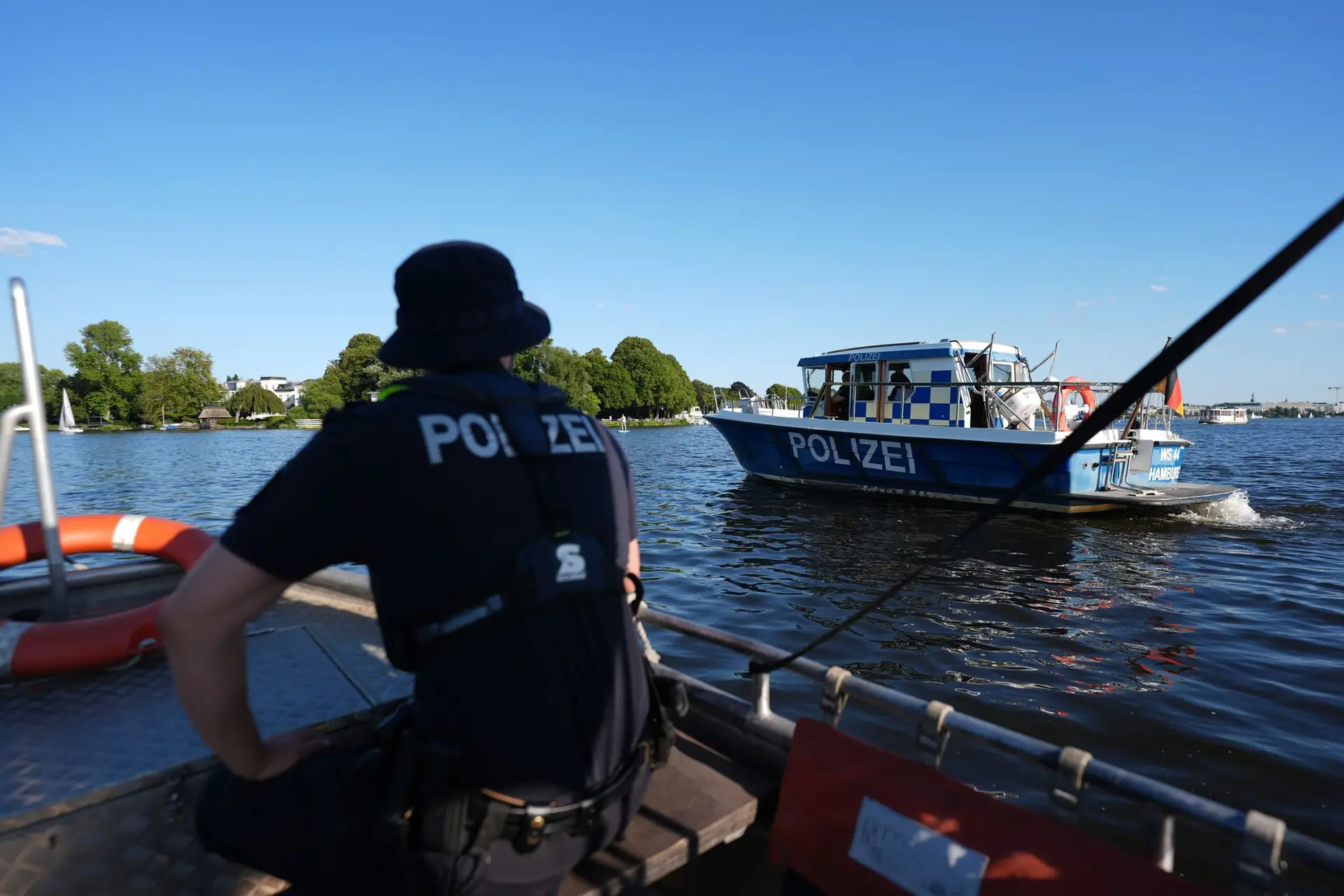Hamburger Wasserschutzpolizisten halten auf der Alster Ausschau nach Alkoholsündern.