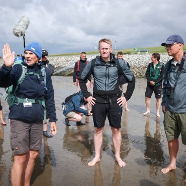 Ministerpräsident Günther und Umweltminister Goldschmidt informieren sich bei einer Wattwanderung im Nationalpark Wattenmeer.