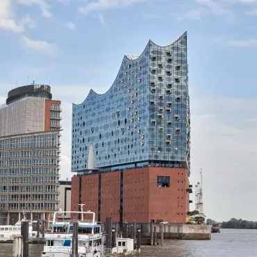 Die Stadt hat entschieden: Wer auf die Plaza der Elbphilharmonie möchte, muss dafür künftig Eintritt zahlen. Die Besucherzahlen werden deshalb wohl sinken. (Archivbild)
