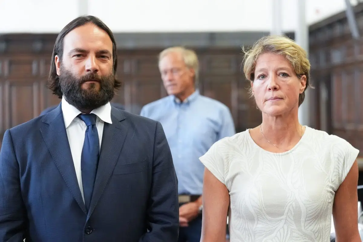 Verteidiger Ingo Bott (l) hat im Namen der Angeklagten Christina Block einen Befangenheitsantrag gegen die Vorsitzende Richterin Isabel Hildebrandt gestellt.