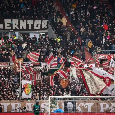 Die Ultra-Gruppe des FC St. Pauli bei einem Spiel im Millerntor-Stadion (Archivbild).