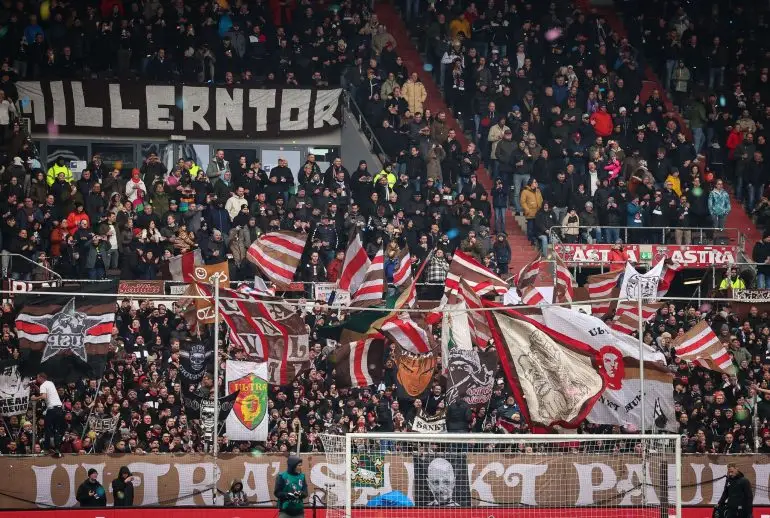 Die Ultra-Gruppe des FC St. Pauli bei einem Spiel im Millerntor-Stadion (Archivbild).