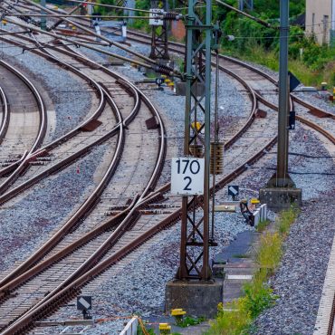 Auf der Bahnstrecke Berlin-Hamburg sind letzte Arbeiten geplant. Dafür soll es zu einigen nächtlichen Sperrungen kommen. (Archivbild)