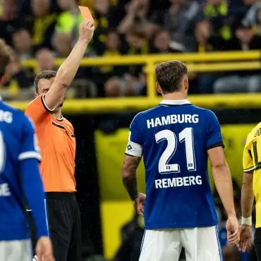 Dortmunds Samuele Inácio sieht eine schnelle Rote Karte gegen den HSV.