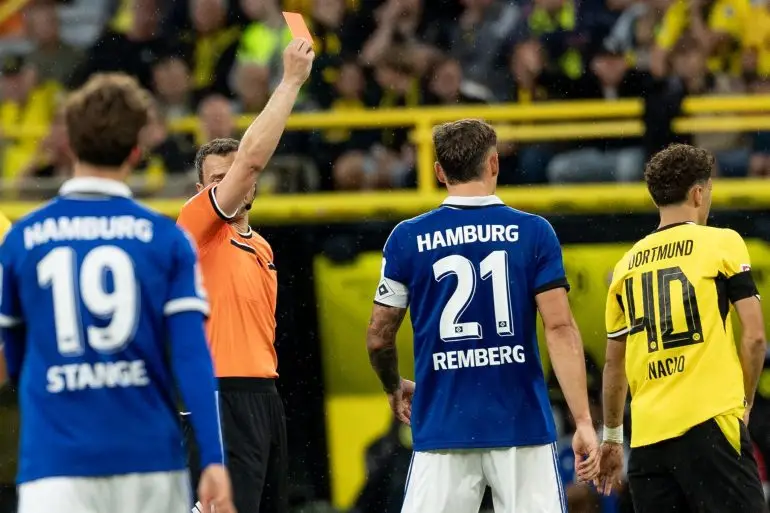 Dortmunds Samuele Inácio sieht eine schnelle Rote Karte gegen den HSV.