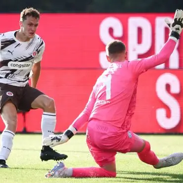 Martijn Kaars überwindet Kiels Keeper Timon Weiner zum 1:0 für den FC St. Pauli.