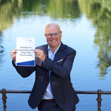 Goldschmidt stellt die Strategie des Landes Schleswig-Holstein zur Anpassung an die Folgen des Klimawandels in einem Kieler Park vor, der gerade für den Klimawandel fit gemacht wird.