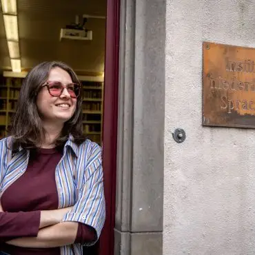 Nele Otten leitet die Bibliothek des Instituts für niederdeutsche Sprache.