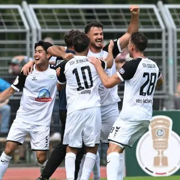 Die Spieler des SSV Jeddeloh II nach dem verwandelten Elfmeter zum 4:1.