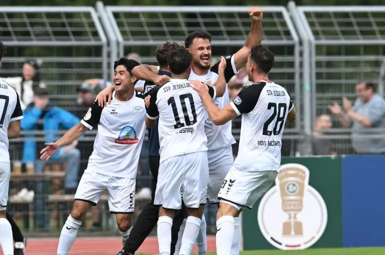 Die Spieler des SSV Jeddeloh II nach dem verwandelten Elfmeter zum 4:1.