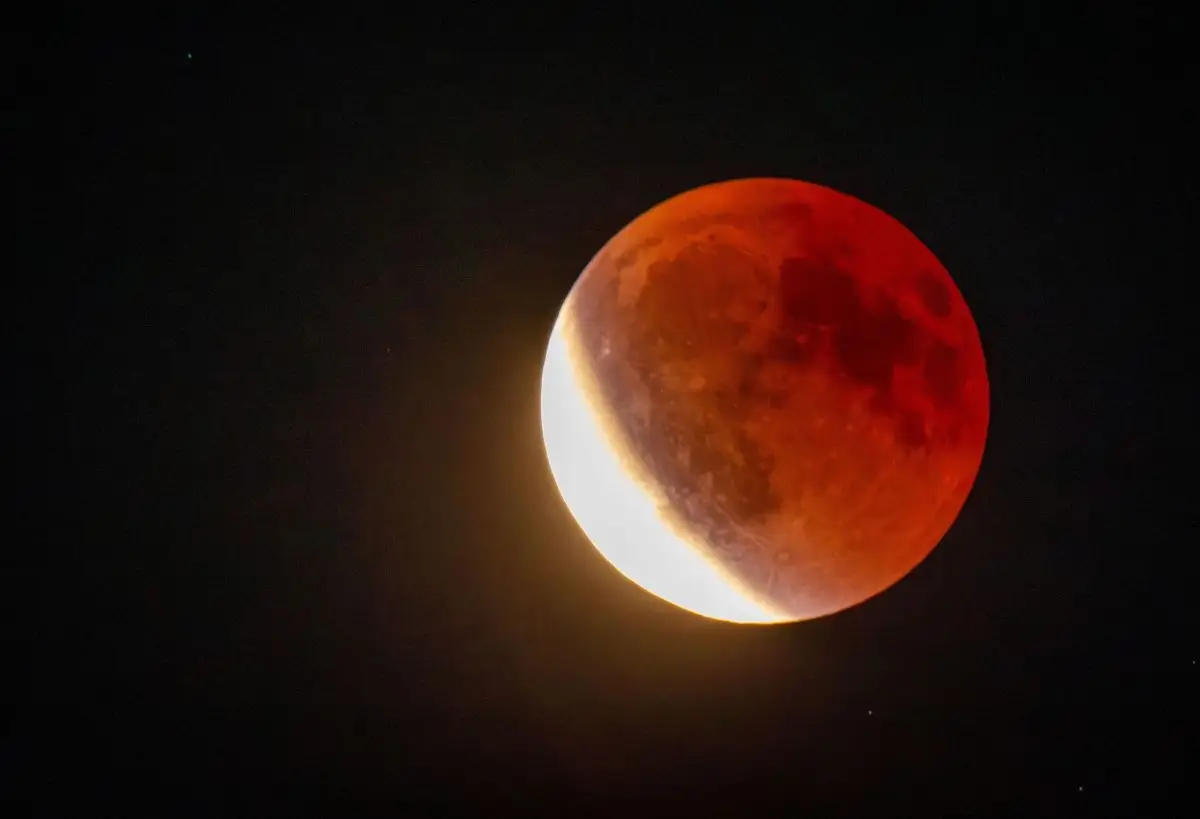 So schön kann eine totale Mondfinsternis aussehen. Die «MoFi» am Freitag wird so allerdings nicht zu sehen sein. (Symbolbild)