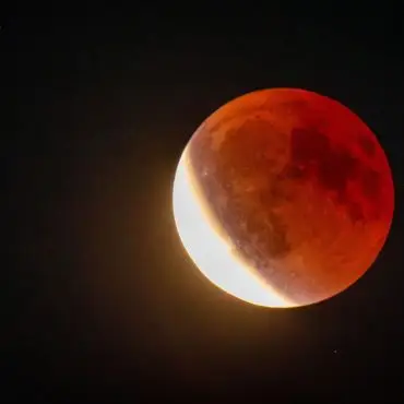 So schön kann eine totale Mondfinsternis aussehen. Die «MoFi» am Freitag wird so allerdings nicht zu sehen sein. (Symbolbild)