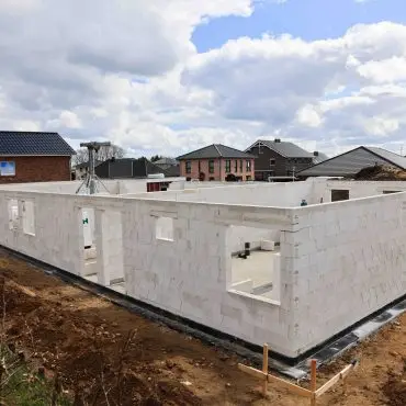 Baureifes Land - zum Beispiel zum Bau von Einfamilienhäusern - ist in Schleswig-Holstein günstiger geworden. (Archivbild)