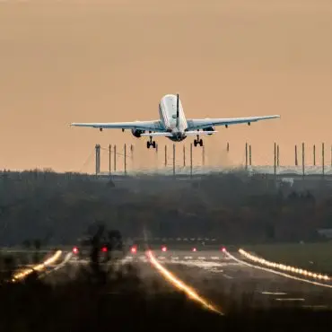 Nach einer Drohnensichtung stoppt der Hamburger Flughafen kurzzeitig alle Flüge. (Archivbild)