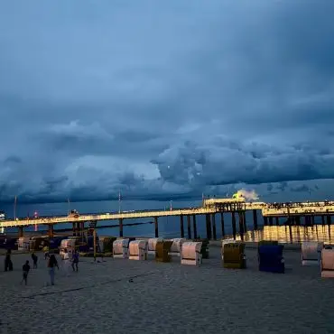 Besucher feiern den zweiten Geburtstag der Mittelbrücke in Wyk auf Föhr