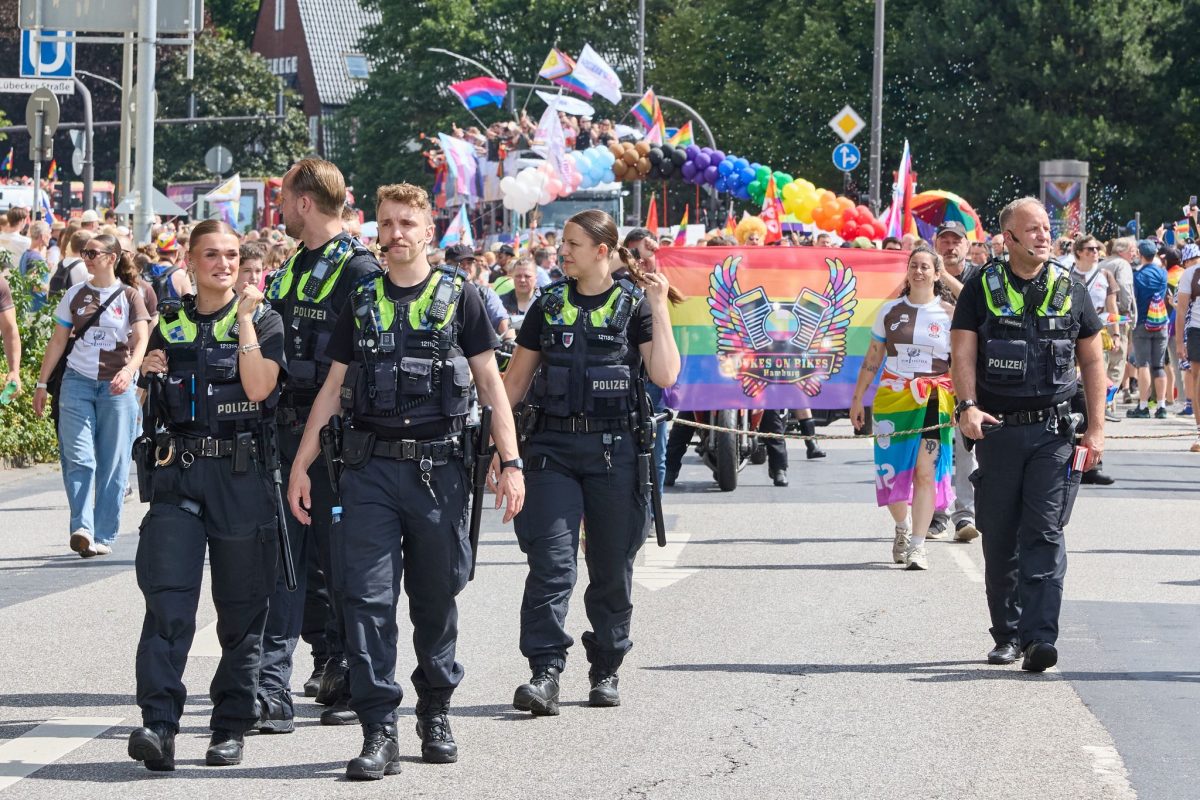 Die Hamburger Polizei spricht von einer friedlichen und ausgelassenen Stimmung bei der Demonstration zum Christopher Street Day.