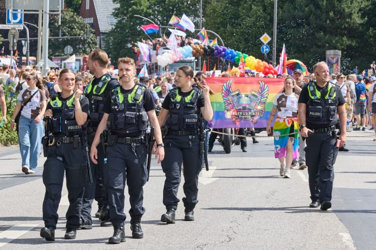 Die Hamburger Polizei spricht von einer friedlichen und ausgelassenen Stimmung bei der Demonstration zum Christopher Street Day.