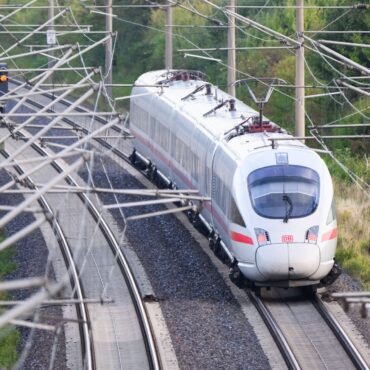 Nach den Berechnungen eines Gutachters könnten ICE-Züge Hamburg und Hannover in knapp 60 Minuten verbinden. (Symbolbild)