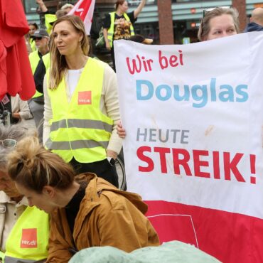 Beschäftigte im Einzel- und Versandhandel waren immer wieder in Warnstreiks getreten. (Archivbild)