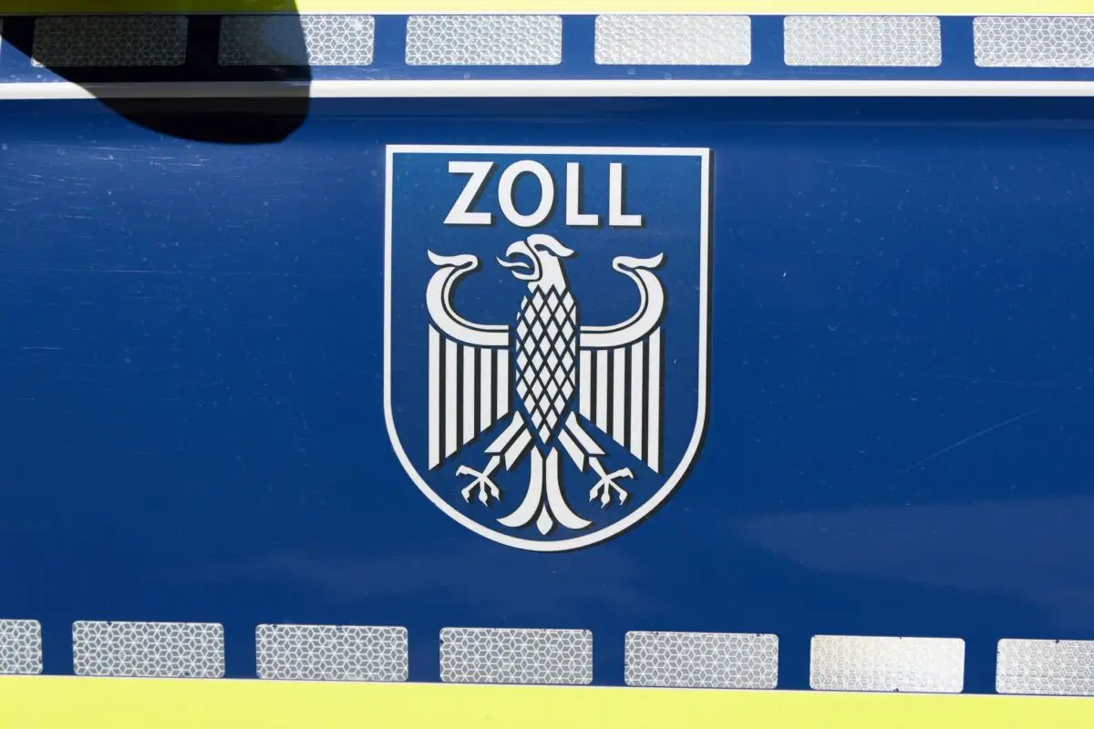 130 Einsatzkräfte durchsuchten mehrere Wohnungen und Lager in Hamburg. (Symbolbild)
