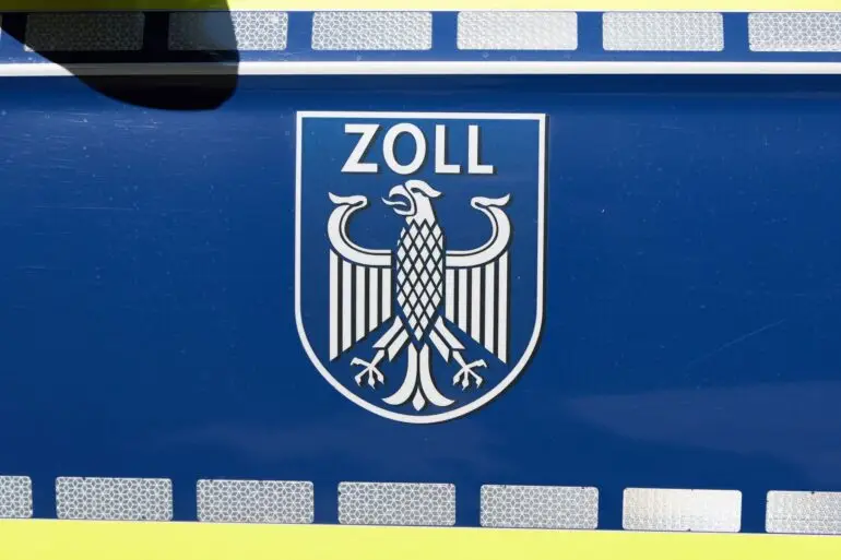 130 Einsatzkräfte durchsuchten mehrere Wohnungen und Lager in Hamburg. (Symbolbild)