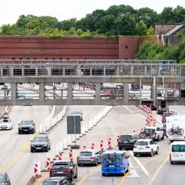 Am Wochenende müssen Autofahrer auf dem Weg Richtung Süden von der A7 auf Umleitungen ausweichen. (Archivbild)