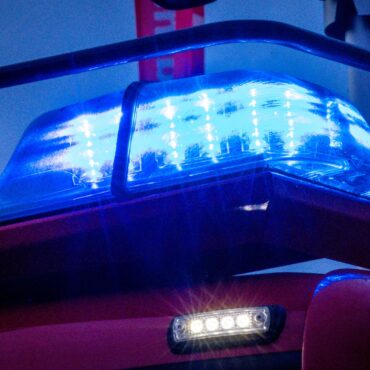 Ein leerer Linienbus fängt Feuer. (Symbolbild)