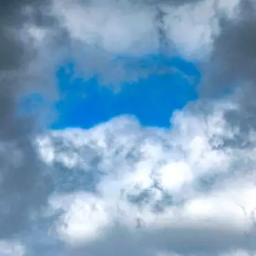 Ab und zu kommt Sonnenschein durch die dunkle Wolkendecke. (Archivbild)