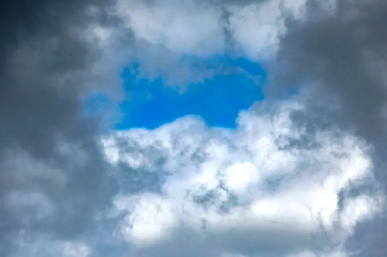Ab und zu kommt Sonnenschein durch die dunkle Wolkendecke. (Archivbild)