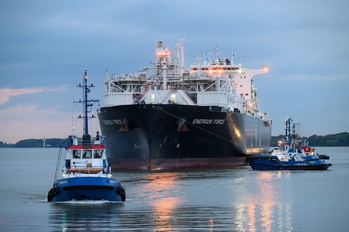 Das Spezialschiff und schwimmende LNG-Terminal «Energos Force» legt im Industriehafen Stade-Bützfleth an.
