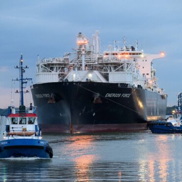 Das Spezialschiff und schwimmende LNG-Terminal «Energos Force» legt im Industriehafen Stade-Bützfleth an.