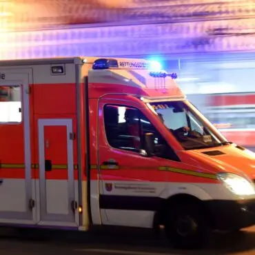Bei einem nächtlichen Streit in Neumünster ist ein 19-Jähriger mit einer Stichwaffe verletzt worden. (Symbolbild)