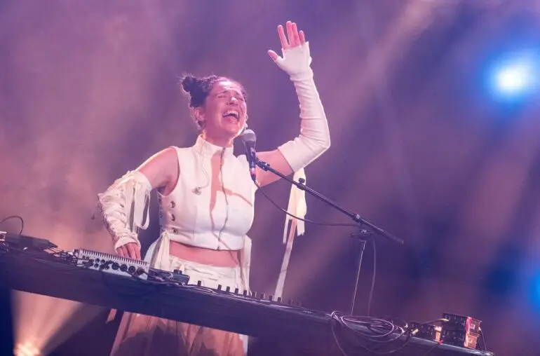 Künstlerin Ganna während ihrer Performance auf dem Anchor Award des Reeperbahn-Festivals.