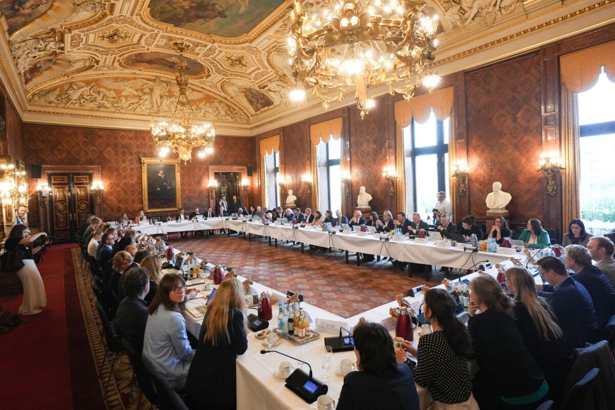 Hamburgs rot-grüner Senat und Schleswig-Holsteins schwarz-grüne Landesregierung haben sich im Haburger Rathaus zu einer gemeinsamen Kabinettssitzung getroffen.