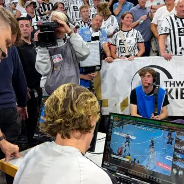 Die letzte Szene des Derbys wurde am Videoschirm überprüft.