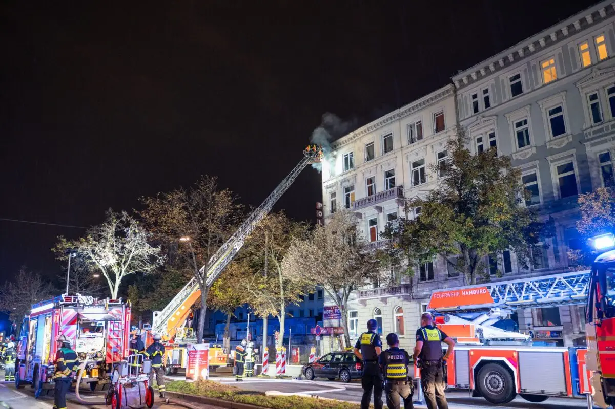 Die Feuerwehr löscht den Brand in einem ehemaligen Hotel.