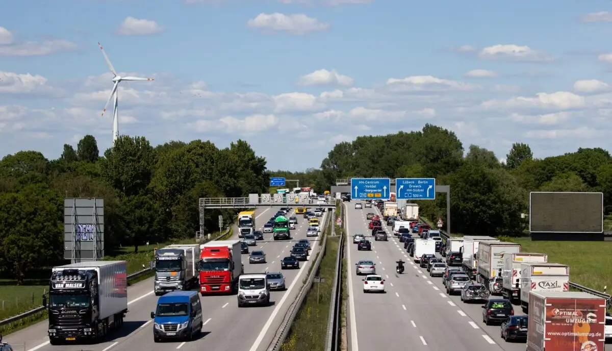 Die A1 bei Hamburg zählt zu den am stärksten befahrenen Autobahnen Deutschlands. (Archivbild)
