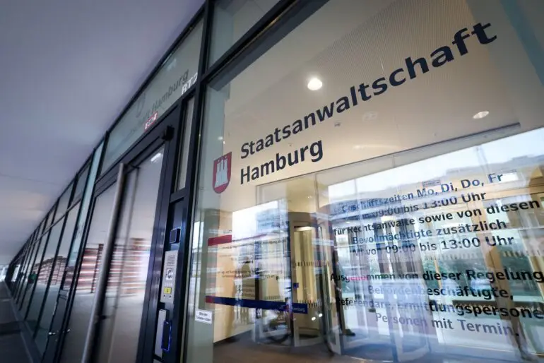 Die Hamburger Staatsanwaltschaft hat ein Ermittlungsverfahren aus Köln übernommen - die Akte soll 14 Umzugskartons und 600 Millionen Dateien umfassen. (Archivbild)